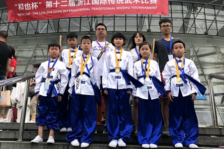 001 182龙洋小学武术队_副本.jpg